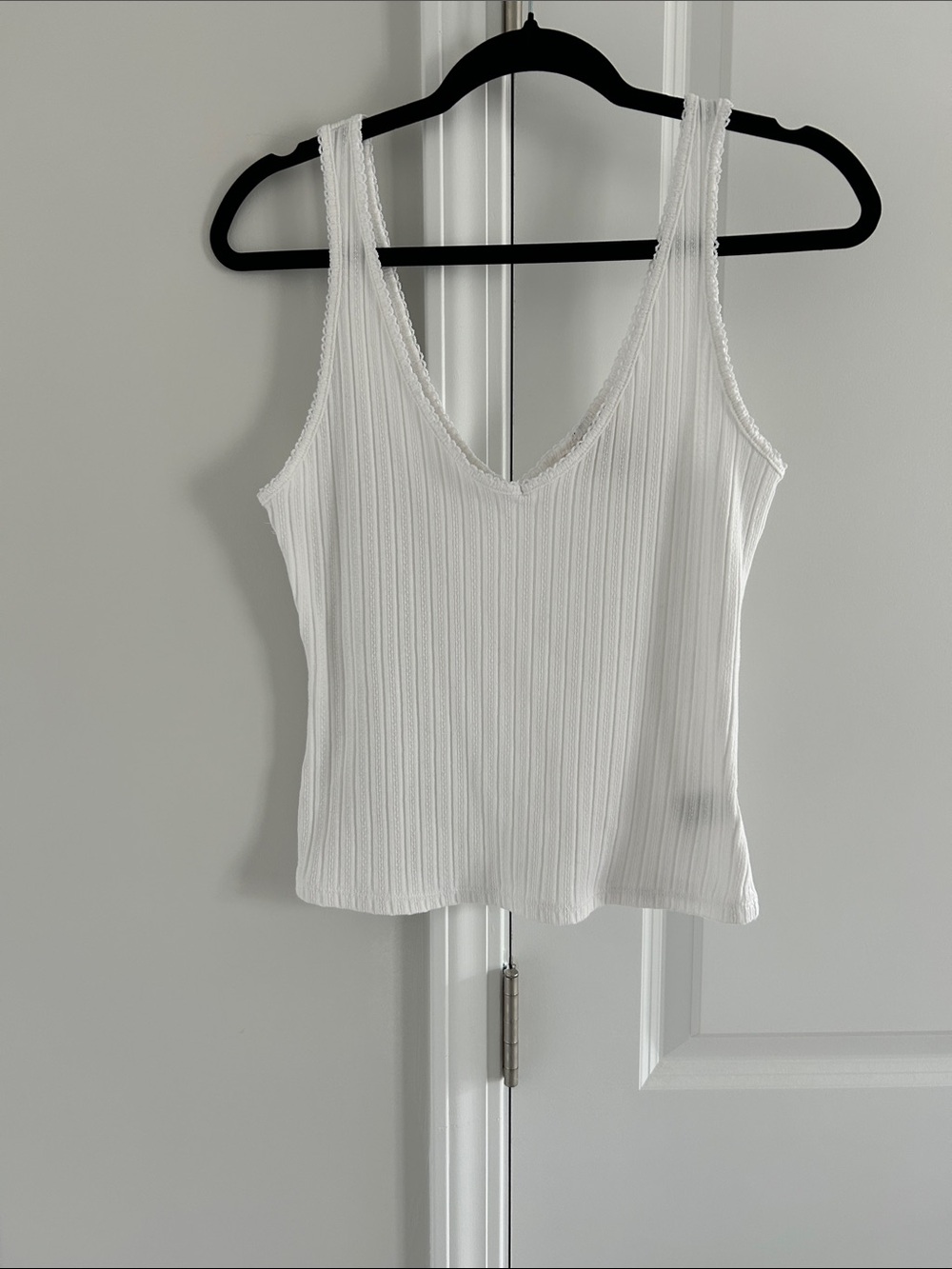Universal Thread White Ribbed V-Neck Tank